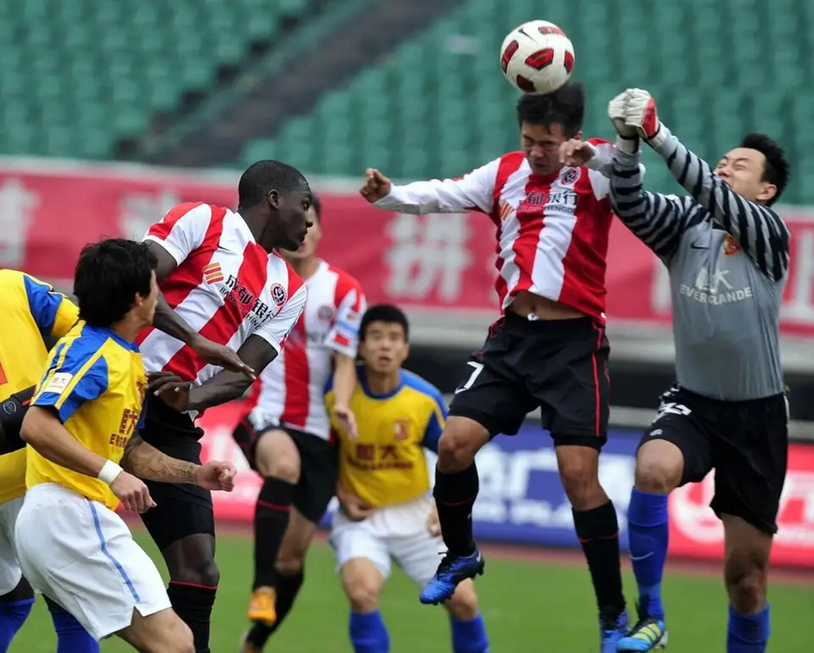 世俱杯决赛-包含切尔西客场战平谢菲联，遭遇赛季首平的词条