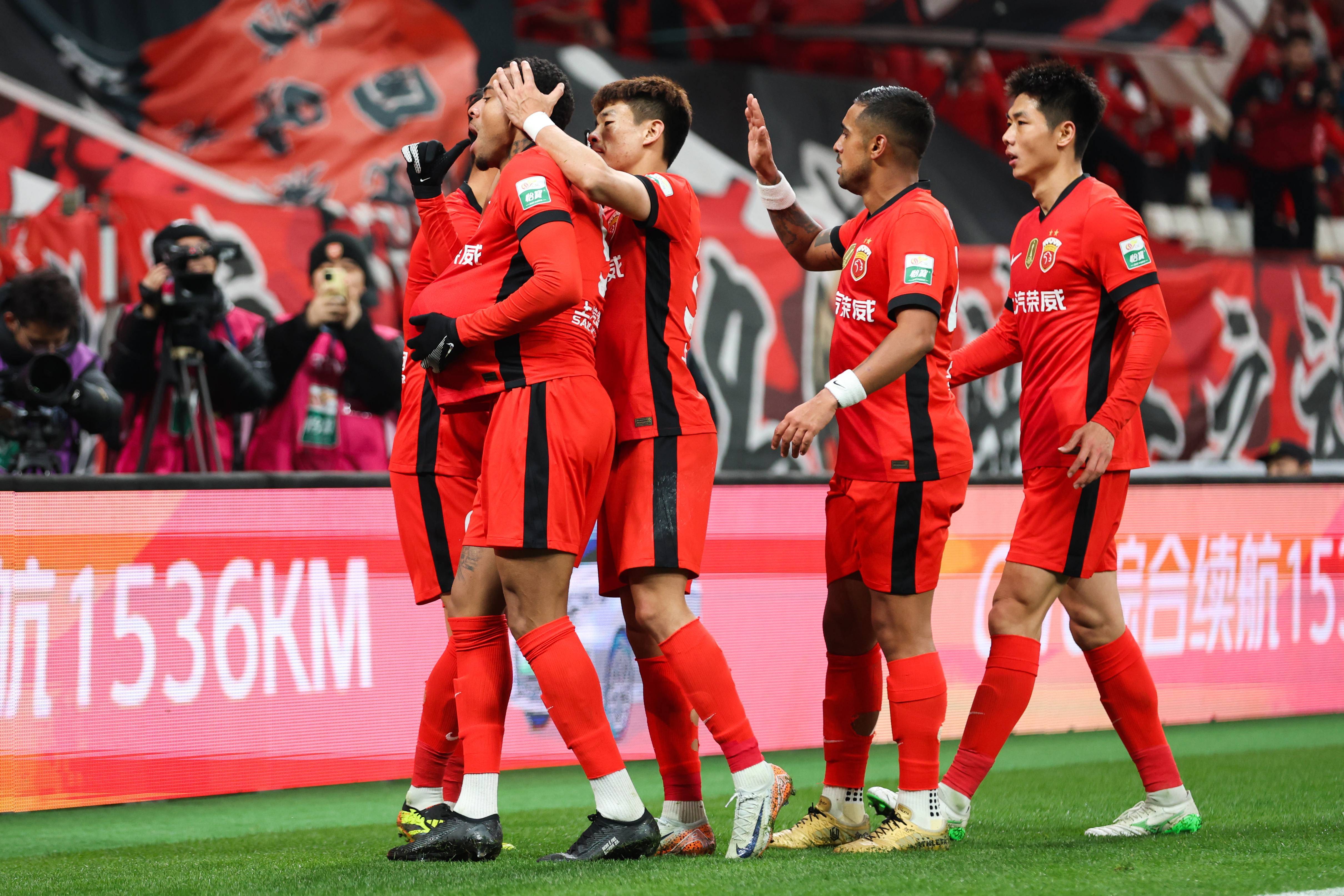 包含射手梅开二度，带领球队取胜的词条