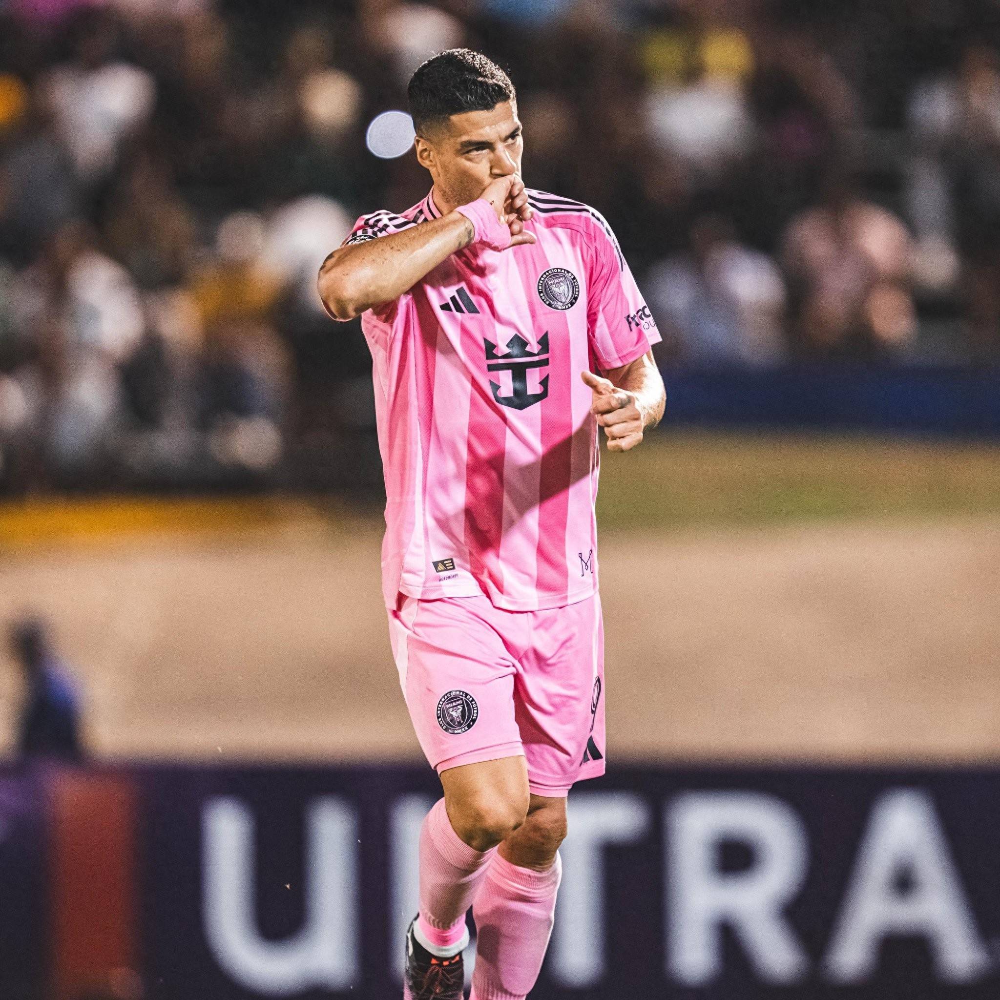 世俱杯奖金-巴塞罗那迎来胜利，梅西再度成为焦点