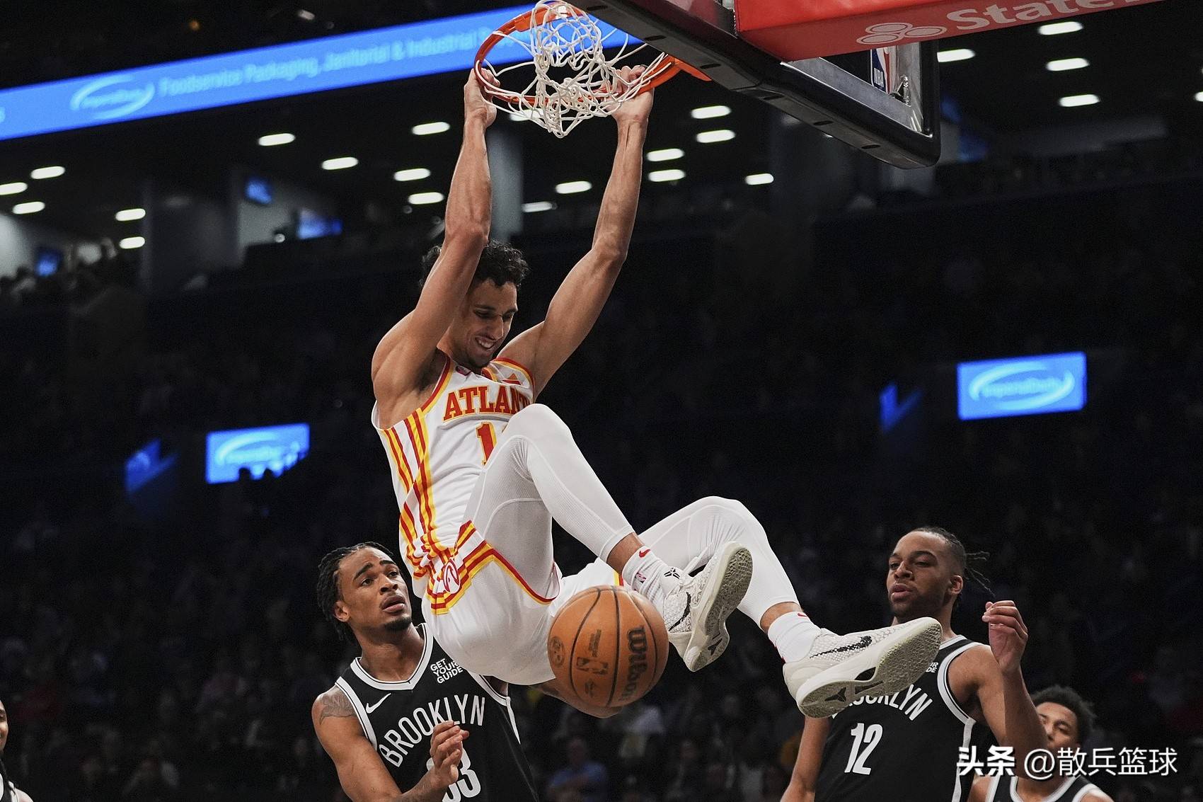 老鹰队客场惊险战胜太阳队,逆转比赛获胜 老鹰队客场惊险战胜太阳队,逆转比赛获胜