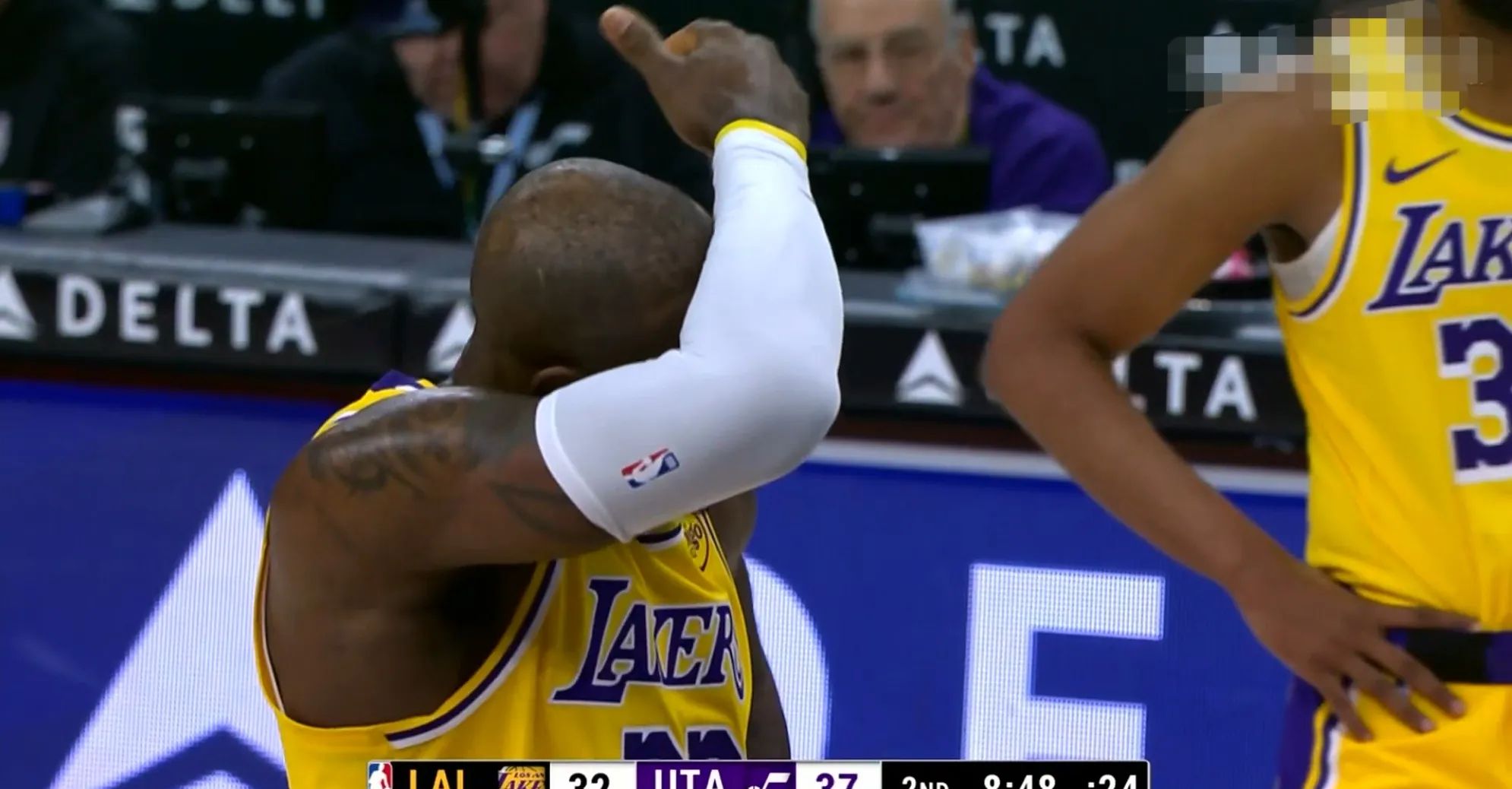 包含骑士惜败76人，勒布朗-詹姆斯砍下40分的词条