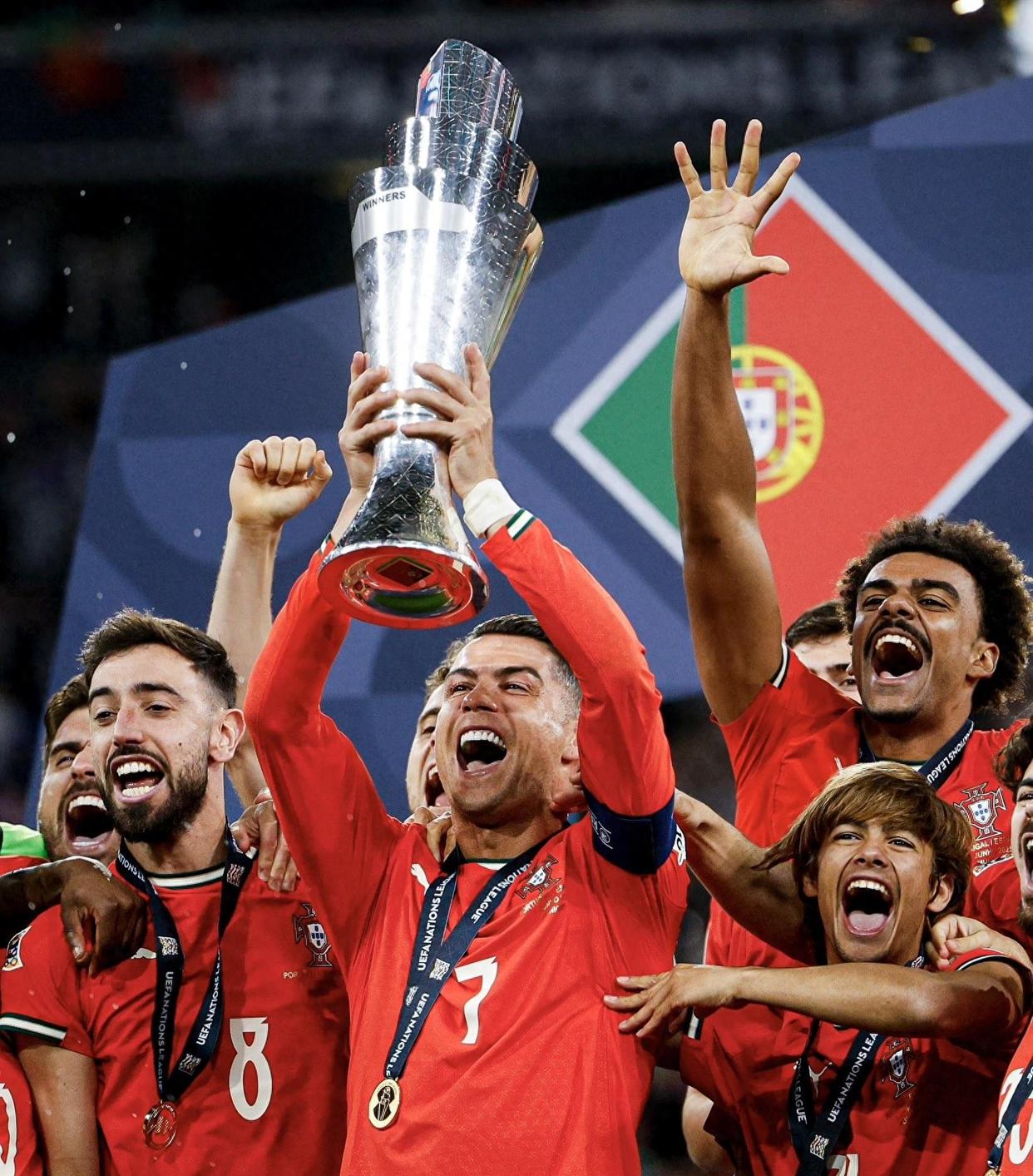 包含葡萄牙小胜瑞典，小组积分领跑依旧完美的词条