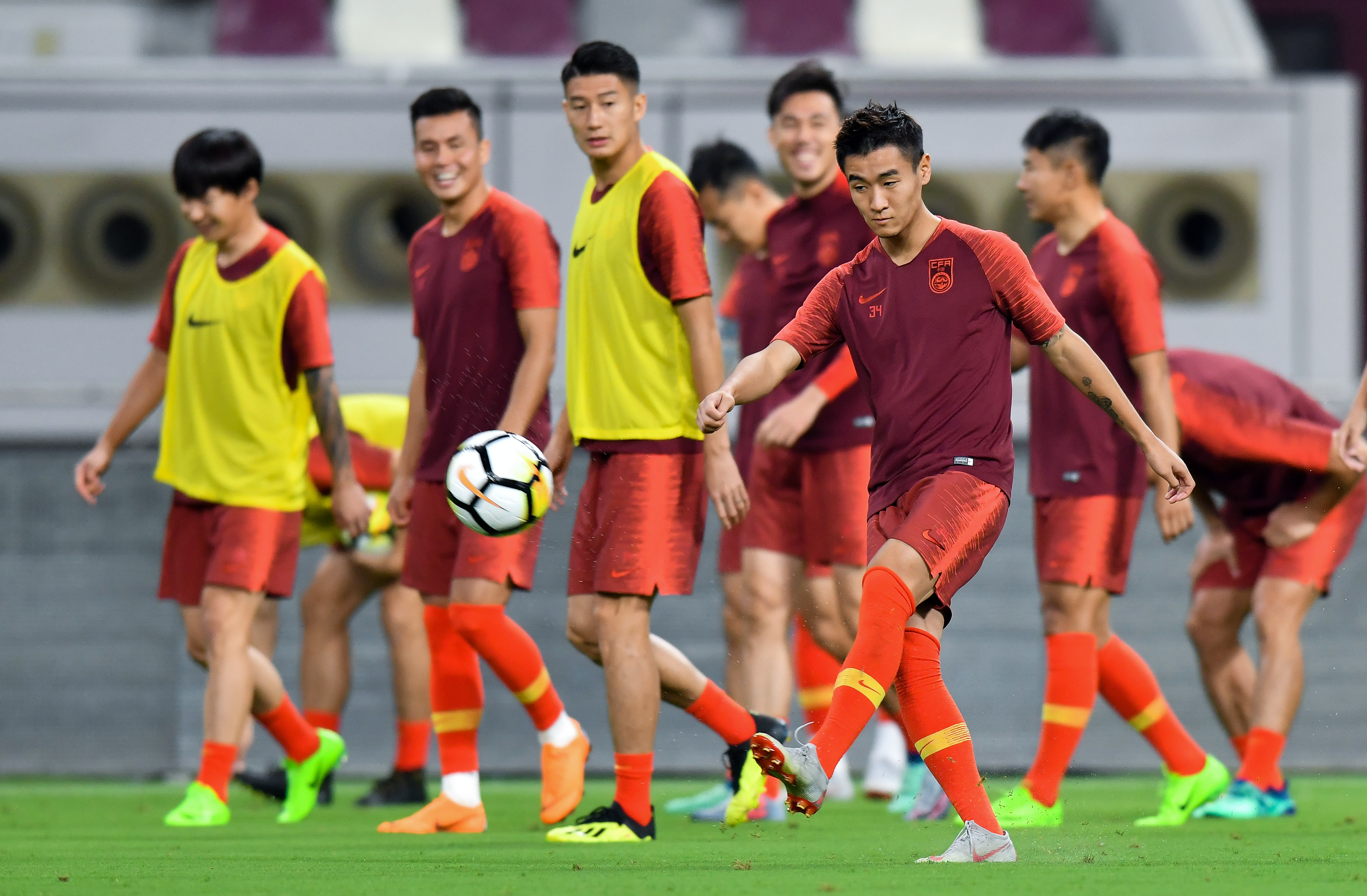 足球运动员在比赛中展现出了强大的团队合作精神 足球运动员在比赛中展现出了强大的团队合作精神