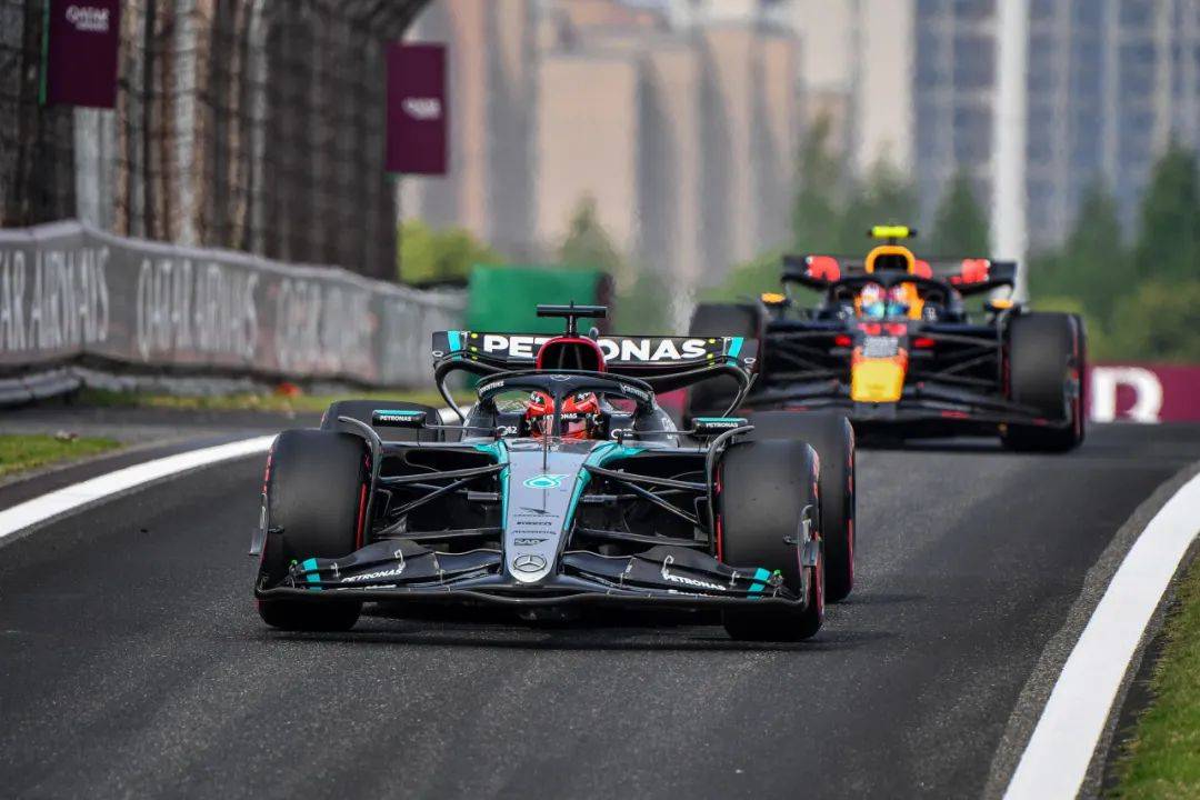 世俱杯决赛-阿斯顿马丁鏖战迈凯伦,佩雷兹惊艳四座