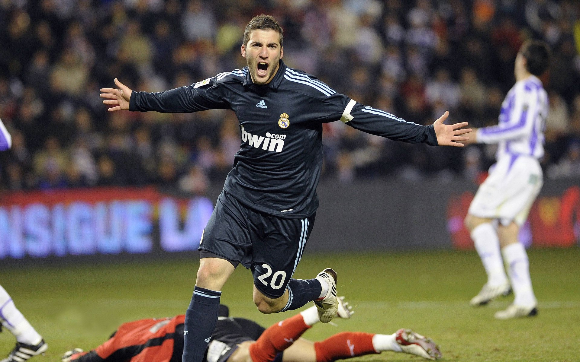 孤独的闪电，戈麦斯撕裂防线的三分钟，新西兰掀翻智利巨人